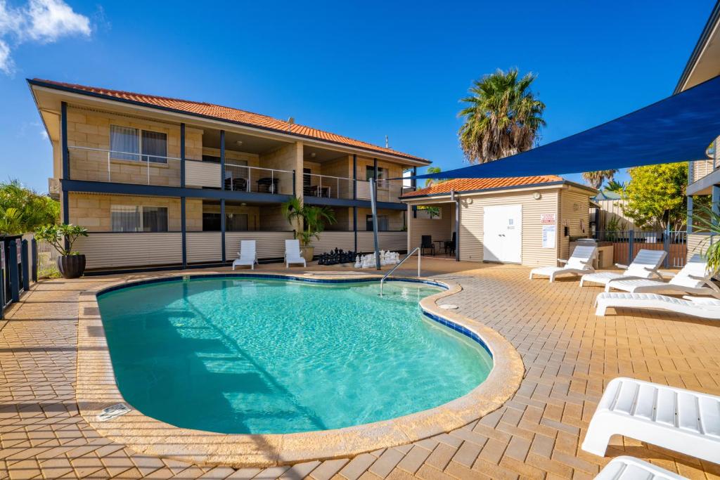 Kalbarri Resorts. Swimming pool and apartment units at Edge Resort Kalbarri under clear blue skies.
